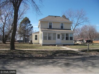 292 N Park Ave, Le Center, MN 56057