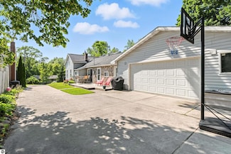 129 Center St, Elk Rapids, MI 49629