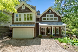 40 Chestnut Ave, Setauket, NY 11733