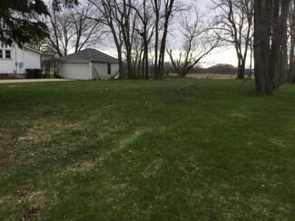 709 N Elm St, Three Oaks, MI 49128