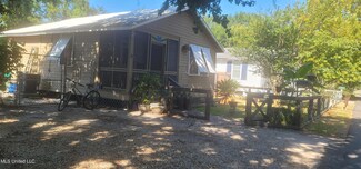 528 State St, Bay Saint Louis, MS 39520