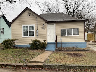 2254 N Travis Ave, Springfield, MO 65803