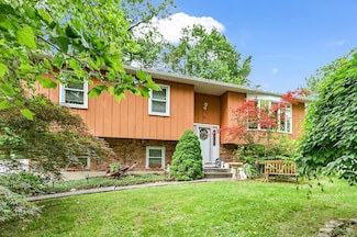 10 Catawba Dr, West Nyack, NY 10994