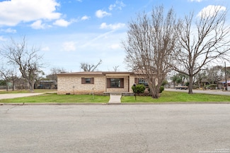 1307 11th St, Hondo, TX 78861