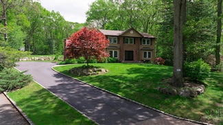 10 Northwood Ct, Dix Hills, NY 11746