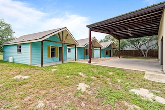 719 S Kossuth St, Rockport, TX 78382