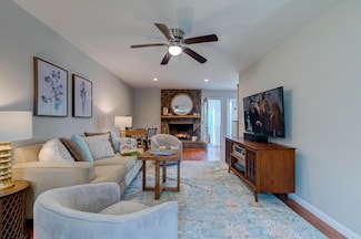 960 Mooring Dr, Charleston, SC 29412