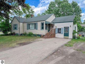 210 N 3rd St, Coleman, MI 48618