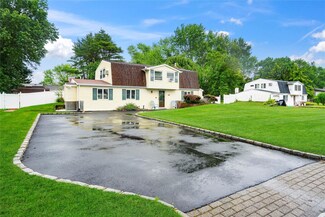 19 College Dr, Stony Brook, NY 11790
