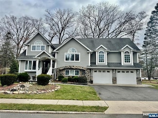 49 White Pond Rd, Waldwick, NJ 07463