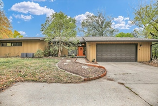 1010 Parkview Dr, Mahomet, IL 61853