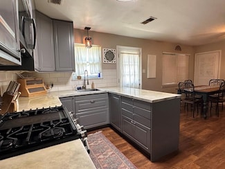 109 Ridgewood Dr, Palestine, TX 75803