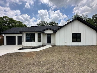 317 N Clark St, Comanche, TX 76442