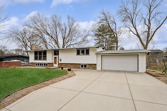 8045 Wynnwood Rd, Golden Valley, MN 55427