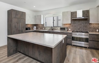 4724 Village Court Ln, Los Angeles, CA 91607
