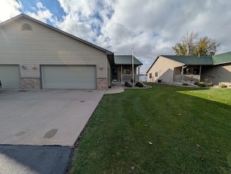 114 E North Water St, New London, WI 54961