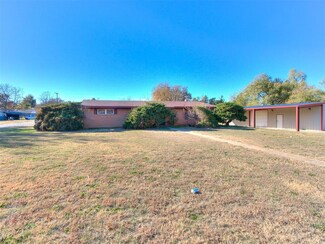 1228 S 9th St, Chickasha, OK 73018