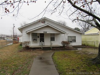 705 N Oak St, Checotah, OK 74426