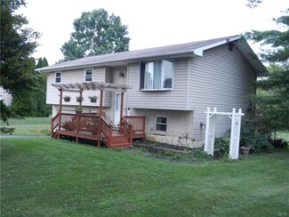 1276 Little Creek Cir, Breinigsville, PA 18031