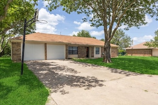310 Pebble Creek Dr, Red Oak, TX 75154
