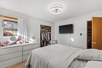 707 W Maplewood Ct, Milwaukee, WI 53221