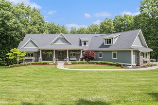 12163 Macintosh Dr, Fenton, MI 48430