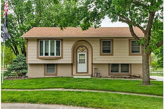 825 Parkview Ln, Carlisle, IA 50047