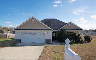 300 Cadenza Ln, Richlands, NC 28574