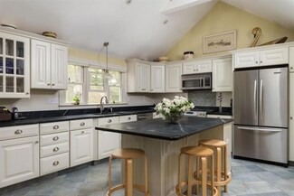 45 Long Plain Rd, Mattapoisett, MA 02739