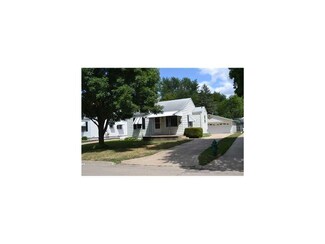 1521 10th St NW, Cedar Rapids, IA 52405