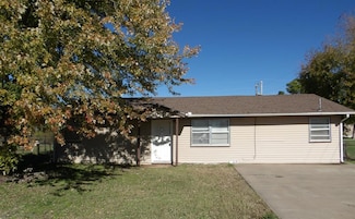 104 Gatewood Dr, Chickasha, OK 73018