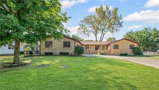 1739 Moorwood Dr, Decatur, IL 62521