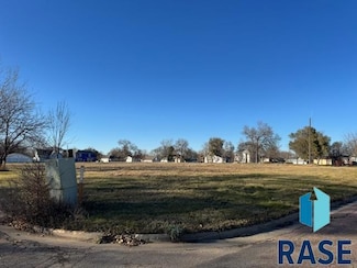 211 SE 4th St, Madison, SD 57042