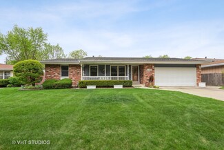 624 S 7th St, West Dundee, IL 60118