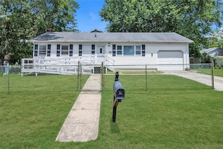 15 Pinelawn Ave, Farmingville, NY 11738