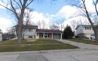 1465 Gentry Rd, Hoffman Estates, IL 60169