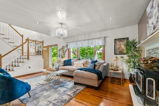 30 Hi Barlow Rd, Newtown, CT 06470