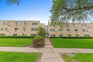 700 Mckinley Ave Unit 109, Mundelein, IL 60060