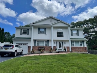 11 Dillmont Dr, Smithtown, NY 11787