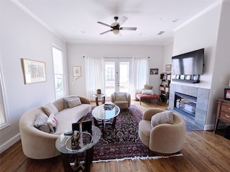 939 Queen Annes Rd, Houston, TX 77024