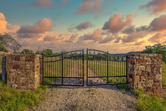 451 Achtzehn Rd, Fredericksburg, TX 78624