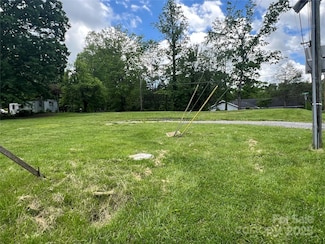 303 Chadwick Ave, Hendersonville, NC 28792