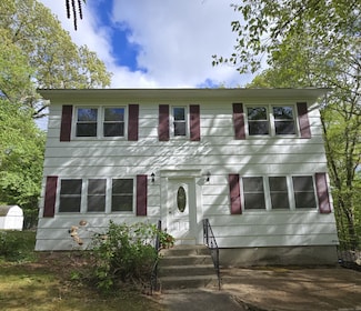 10 Nutmeg Dr, Gales Ferry, CT 06335