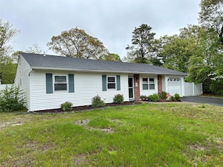 23 Hawkins Path, Coram, NY 11727