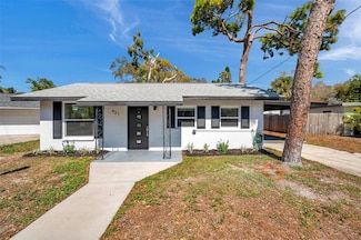 921 7th St NW, Largo, FL 33770