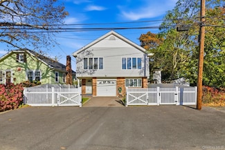 11 7th St, Bayville, NY 11709