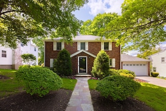 61 Woodlawn Dr, Chestnut Hill, MA 02467