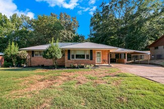 311 Oakwood Ln, Paris, TN 38242