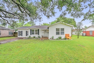630 N Rockisland St, Angleton, TX 77515