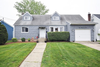 940 N Erie Ave, Lindenhurst, NY 11757